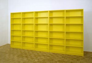 Abb. 2: Flora Neuwirth (Flora N. Galowitz), Regal/Billy/Ikea, 2001, Ausstellungsansicht Galerie der Stadt Schwaz, A (Foto: Werner Feiersinger). Courtesy of Flora Neuwirth