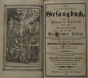 Die Titelseite eines Buchs. Die linke Seite zeigt eine schwarzweiße Druckgrafik. Zu sehen ist ein bärtiger erwachsener Mann, der eine Harfe spielt. Er sitzt vor einem zurückgezogenen Vorhang, der den Blick auf den bewölkten Himmel freigibt. Er wird von einem hellen Strahl geblendet, an dessen Anfang einige Schriftzeichen stehen.