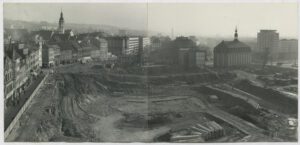 Abb. 3: Blick auf den Bauplatz des HdK nach der Räumung der barocken Neustadt, im Hintergrund rechts das städtische Museum aus dem 18. Jahrhundert, Aufnahme 1977/78 (Foto: Büro des Bezirksarchitekten Gera / Mann), Landesarchiv Thüringen - Staatsarchiv Rudolstadt, Bezirkstag und Rat des Bezirkes Gera, 5901.