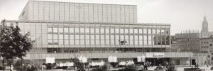 Abb. 1: Gera, Haus der Kultur, Blick vom „Zentralen Platz“ auf die Westfassade, Aufnahme nach 1981 (Foto: Büro des Bezirksarchitekten Gera / Mann), III A 45 - 11607; Stadtarchiv Gera; Fotograf: Wolf-Dieter Volkmann