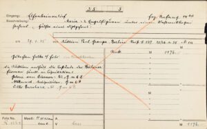 Eine weiße Karteikarte mit einigen handschriftlichen Vermerken. Sie wurde mittig mit einem großen roten Kreuz durchgestrichen.