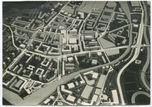 Abb. 2: Büro des Bezirksarchitekten Gera, Modell der geplanten Umgestaltung des Geraer Stadtzentrums. In der Bildmitte erkennt man den „Zentralen Platz“ mit dem historischen Museumsbau und der projektierten Platzrandbebauung, Aufnahme 1960er Jahre (Fotograf unbekannt), Landesarchiv Thüringen - Staatsarchiv Rudolstadt, Bezirkstag und Rat des Bezirkes Gera, 5652.