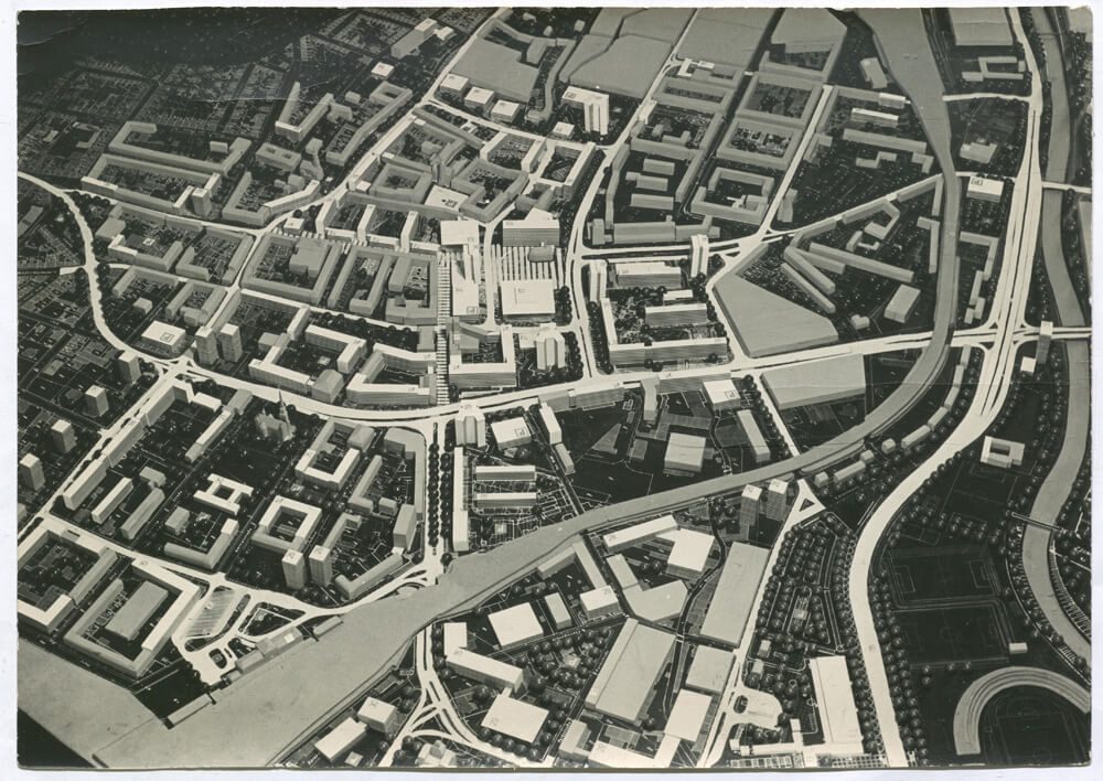 Eine Schwarzweißfotografie eines großen Stadtmodells mit vielen großen Häuserblöcken.