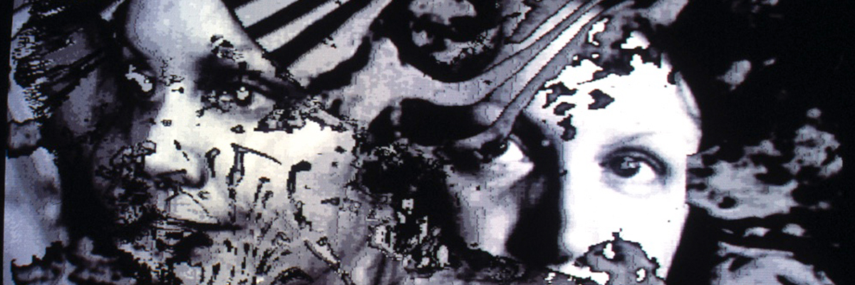 Eine verpixelte/ bearbeitete/ verschwommene Schwarzweißfotografie von zwei Köpfen.