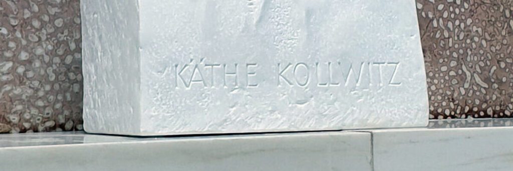 Ein weißer Steinblock mit der Inschrift "Käthe Kollwitz".