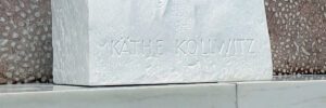 Headerabbildung_Namenszug_Büste_Käthe_Kollwitz_Uwe Spiekermann, 2019 (Wikimedia Commons, Foto:OTFW, Berlin, 2019