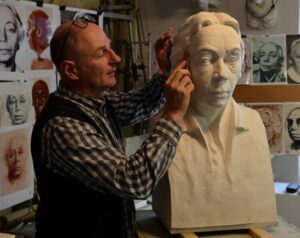 Abb. 4: Der Bildhauer Uwe Spiekermann mit dem Modell in Plastilin für die Büste „Käthe Kollwitz“ am 14.12.2018 (Foto: Uwe Spiekermann, Langenhagen). Im Atelier.