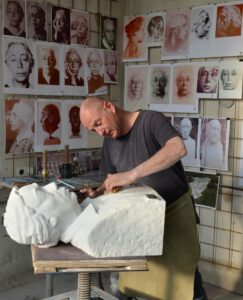 Abb. 5: Der Bildhauer Uwe Spiekermann während des Feinschliffs der Marmorbüste „Käthe Kollwitz“ am 1. 5. 2019 (Foto: Uwe Spiekermann, Langenhagen).Im Atelier