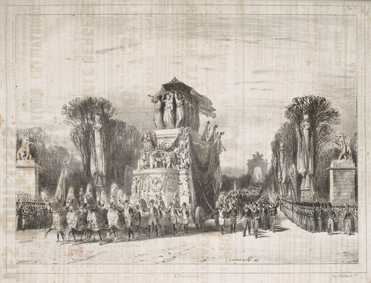 Eine Schwarzweißzeichnung einer großen Parade über eine Allee. Ein großer geschmückter Wagen mit vielen Statuen wird von kostümierten Pferden gezogen und führt einen riesigen Menschenzug an. Links und rechts davon stehen unzählige Soldaten.