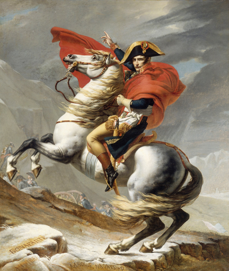 Das Gemälde zeigt einen jungen Mann in einer prächtigen Uniform und einem wehenden roten Mantel auf einem mächtigen weißen Pferd. Das Pferd bäumt sich auf, doch der Mann bleibt stur im Satte sitzen, blickt uns an und deutet mit der Hand gen Himmel. In der kargen Berglandschaft hinter ihm kann man einige Soldaten und eine Kanone erkennen. Auf einem Stein im Vordergrund ist der Name "Bonaparte" eingraviert.