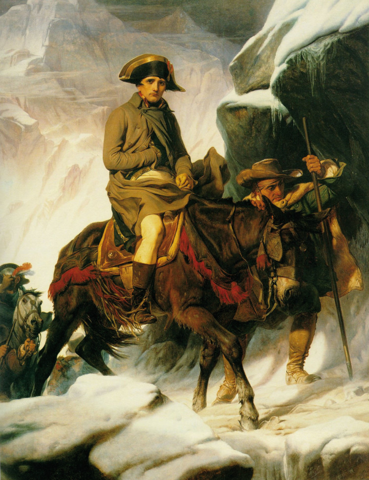 Ein junger Mann in Uniform und Mantel reitet auf einem braunen, erschöpften Pferd über einen eisigen Gebirgspfad. Er sitzt aufrecht und scheint von der Kälte wenig beeindruckt. Er wird von einem Mann mit einem langen Gehstock zu Fuß begleitet und hinter ihm folgt ein weiteres Pferd.
