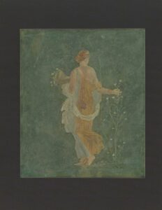 Eine Malerei einer jungen Frau in langen, luftigen Gewändern und mit einer aufwendigen Flechtfrisur. Sie hat uns den Rücken zugekehrt, um Blumen für einen Blumenstrauß zu pflücken.