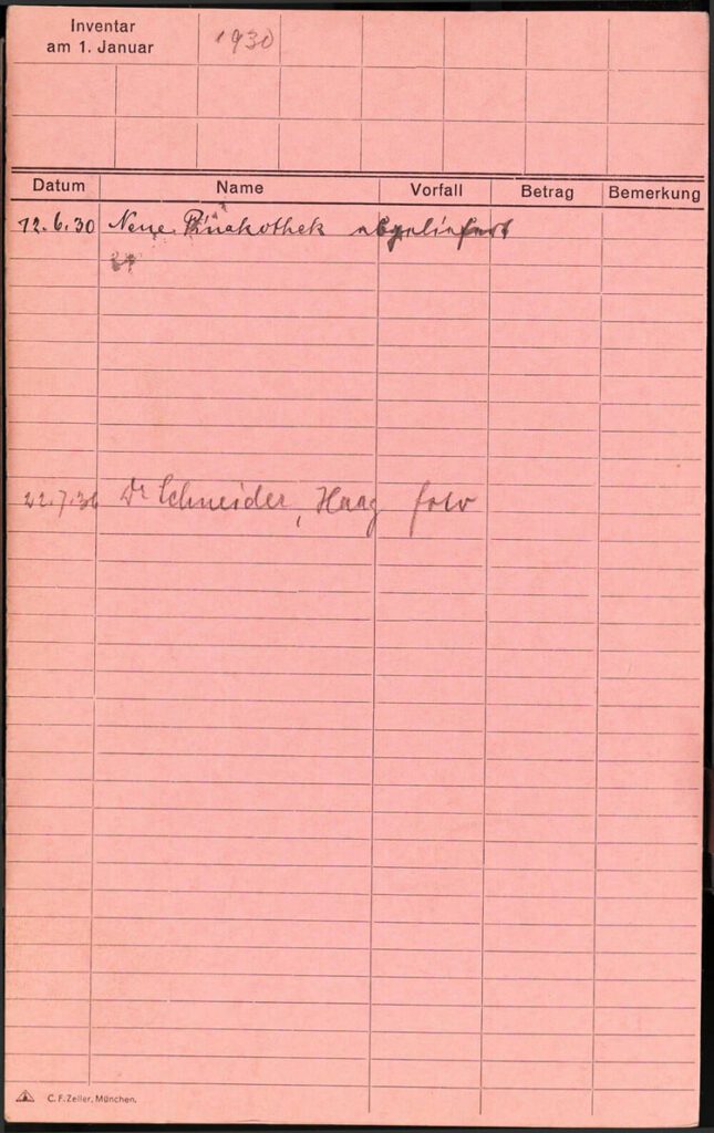 Eine rosige Karteikarte mit wenigen handschriftlichen Vermerken.