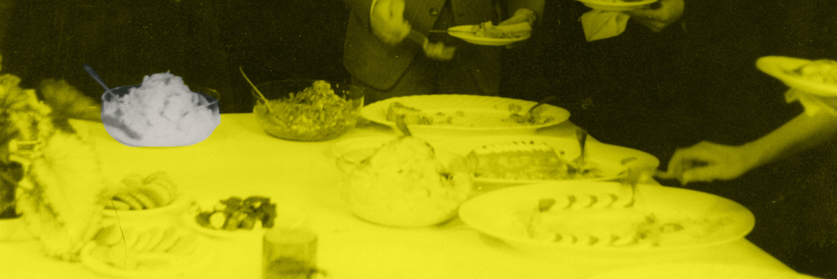 Ein Gelb eingefärbter Ausschnitt eines Tisches mit verschiedenen Gerichten darauf. Mehrere Menschen nehmen sich gerade Essen auf ihre Teller.