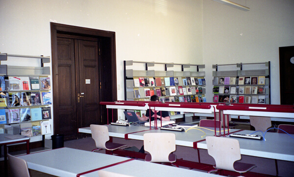 Arbeitsplätze im kleinen Lesesaal der Bibliothek mit Internetanschluss, 2001