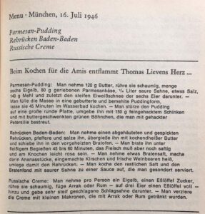 Buchseite mit Rezepten von 1946 für Parmesan-Pudding, Rehrücken Baden-Baden und Russische Creme. Die Überschrift lautet: "Beim Kochen für die Amis entflammt Thomas Lievens Herz...".