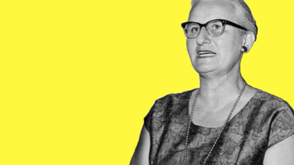 Freigestelltes Porträt einer Frau vor zitronengelbem Hintergrund (Juliane Roh).