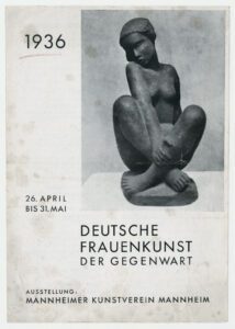 Einband des Ausstellungskataloges zur der Ausstellung "Deutsche Frauenkunst der Gegenwart". Oben rechts wurde eine Skulptur einer nackten sitzenden jungen Frau in Schwarz-Weiß abgedruckt.
