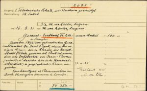 Karteikarte mit vielen handschriftlichen Einträgen. Einige sind farbig markiert.