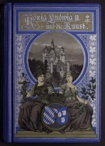 Ein blauer Bucheinband mit reicher silbernen Ornamentverzierung. Der Titel des Buches "König Ludwig II. und die Kunst" steht ganz oben und ist ebenfalls in Silber gehalten. Darunter findet sich eine schwarz-weiße Zeichnung eines Schloss, sowie zwei reich gekleidete sitzende Frauen. Die linke der beiden trägt eine große Krone, eine edle Rüstung und stützt sich auf ein mächtiges Schwert während die linke Frau ein langes fließendes Gewand und einen Lorbeerkranz in den Haaren trägt und einen großen Lorbeerzweig in der Hand hält. Zwischen ihnen prangt ein großes Symbol: Ein bekrönter Kreis mit zwei blau-weißen Schildwappen.
