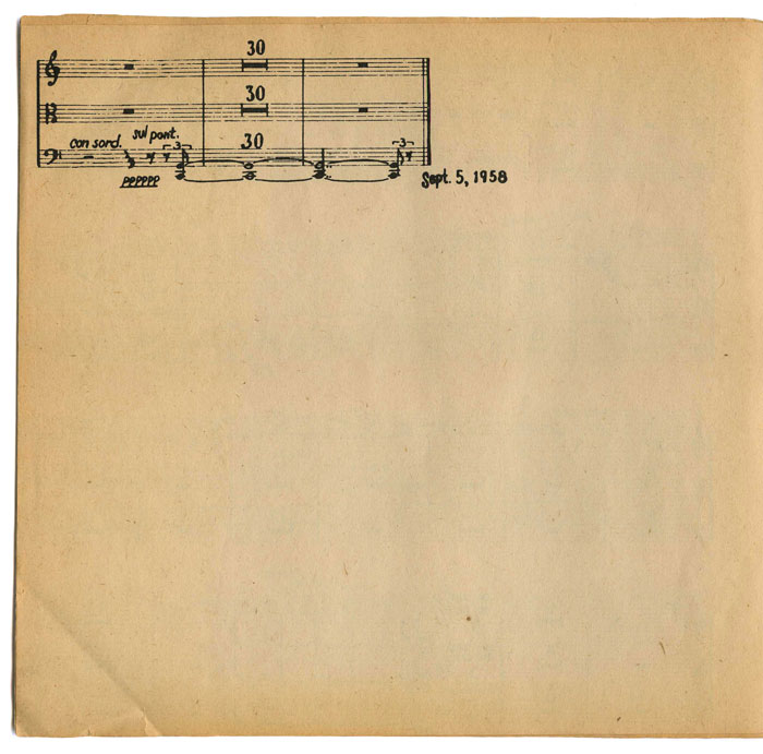 die letzte Notenzeile einer Partitur. Mit kleiner handschriftlicher Datumsangabe "Sept. 5, 1958".Tinte auf braunem Papier.