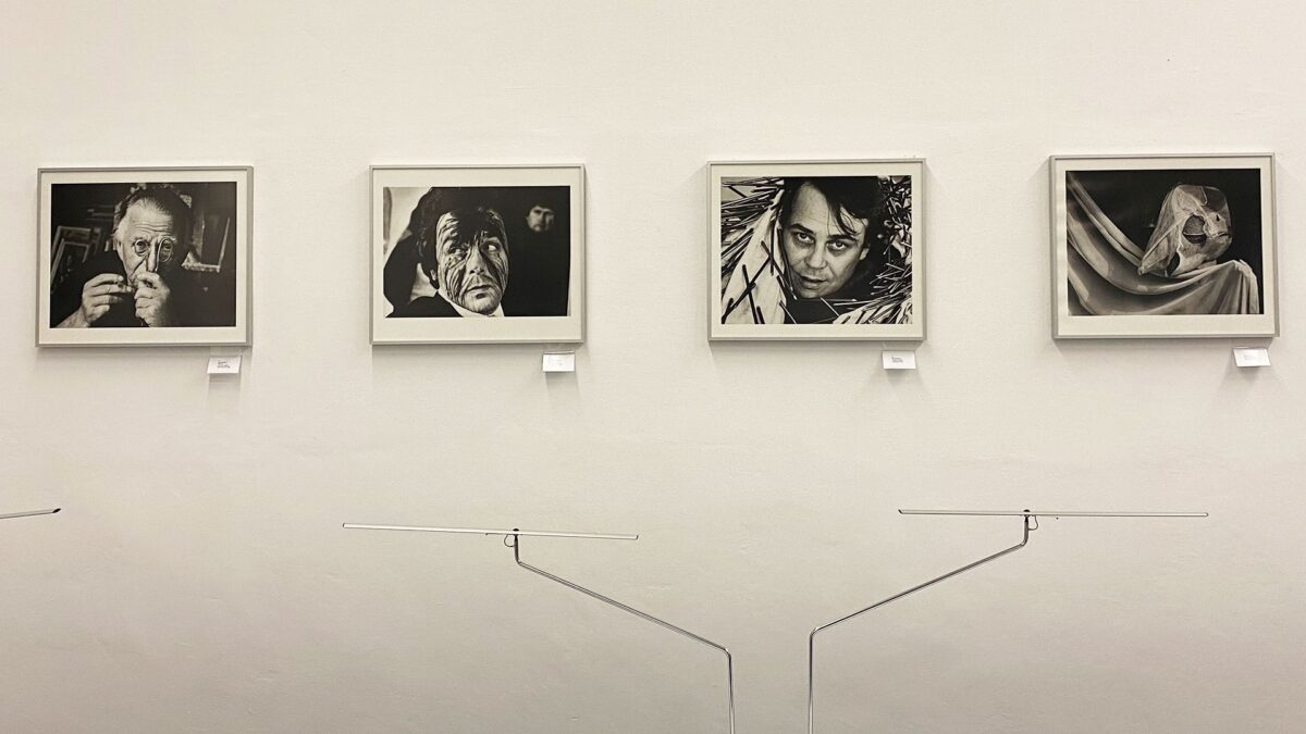 Annalena Brandt zu Stefan Moses’ Künstler machen Masken