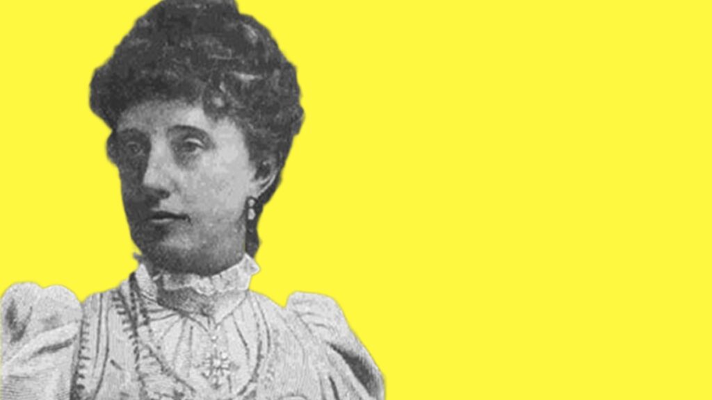 Porträtphoto einer Frau. Sie trägt viktorianische Kleidung. Freigestellt vor gelbem Hintergrund.