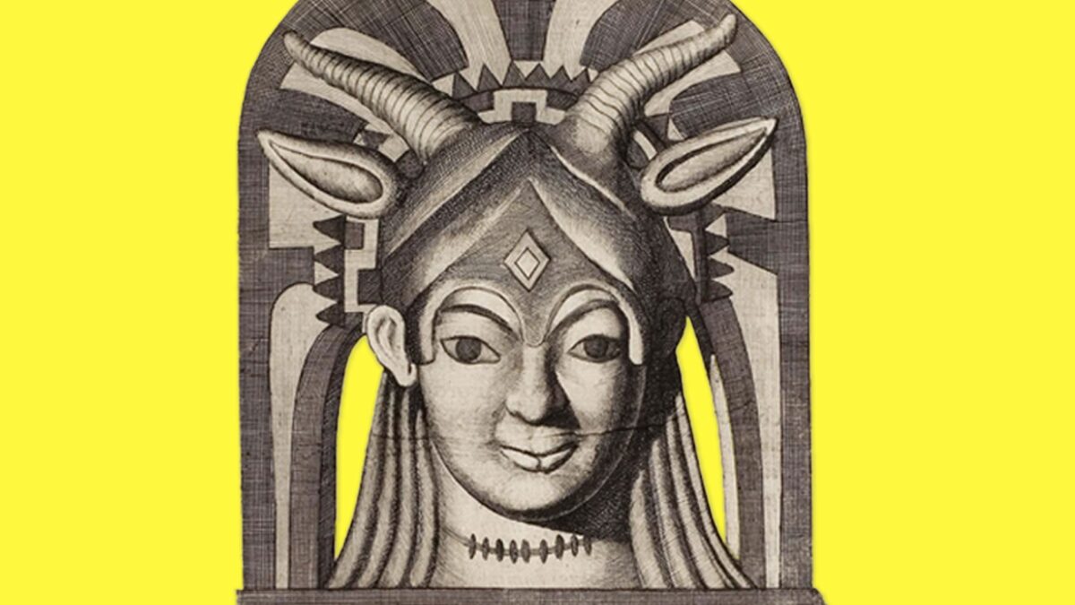 Druckgrafik eines Frauenkopfs mit einem Helm mit Tierohren und Tierhörnern vor zitronengelben Hintergrund.