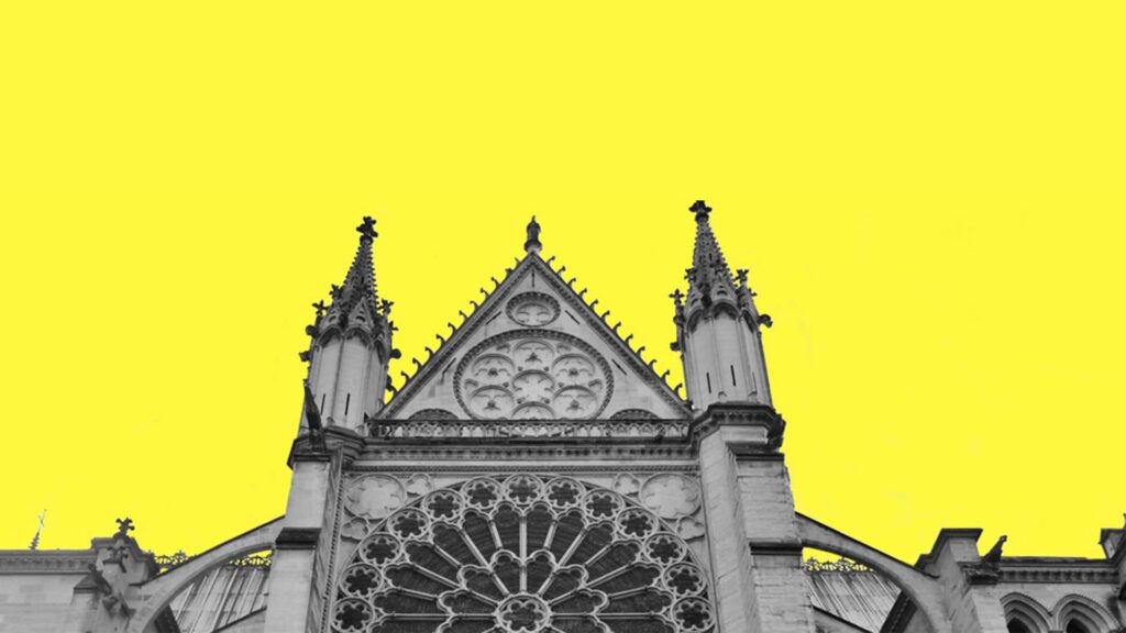 Oberer Abschnitt einer gotischen Kirchenfassade mit einer großen Fensterrose, freigestellt vor einem zitronengelben Hintergrund.