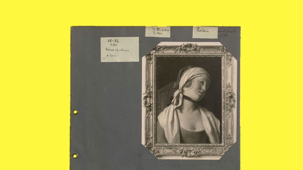 Graue Pappe mit dem Schwarzweißfoto von einem Ölgemälde einer jungen Frau vor zitronengelben Hintergrund.