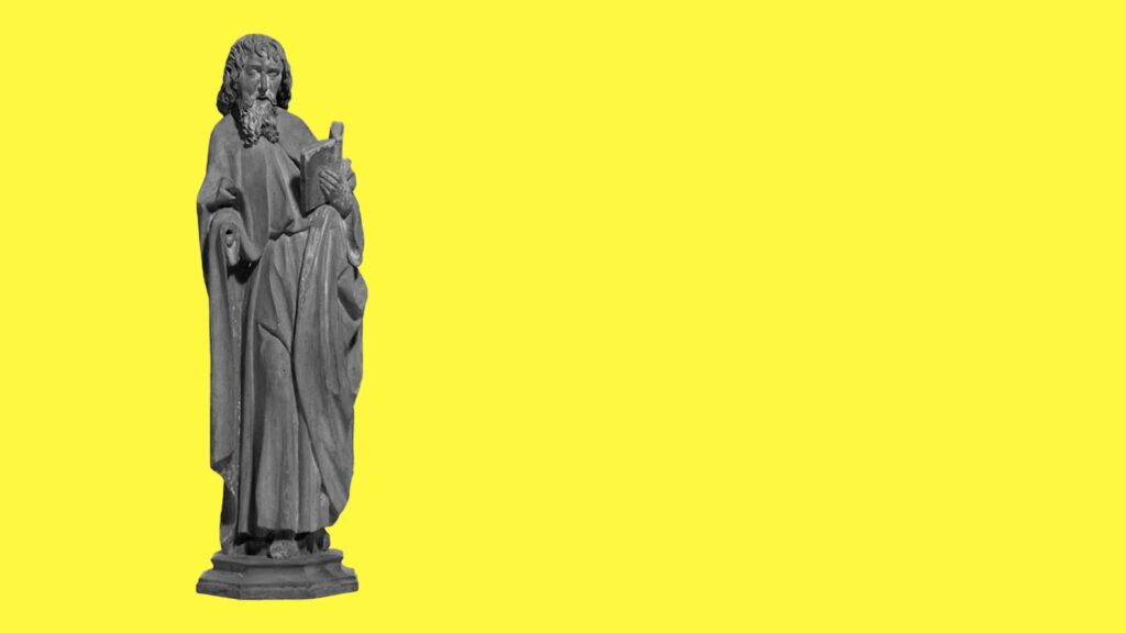 Freigestellte hölzerne Apostelfigur (spätmittelaterlich) vor zitronengelbem Hintergrund.