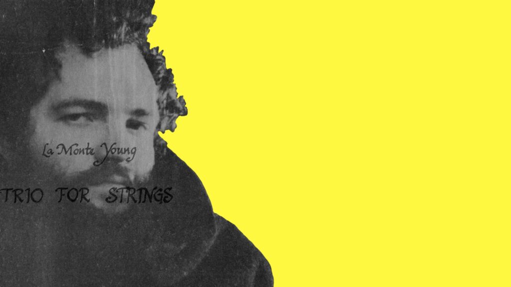 Freigestelltes schwarz-weißes Porträt eines Mannes vor zitronengelbem Hintergrund. Auf dem Porträt steht "La Monte Young. TRIO FOR STRINGS".