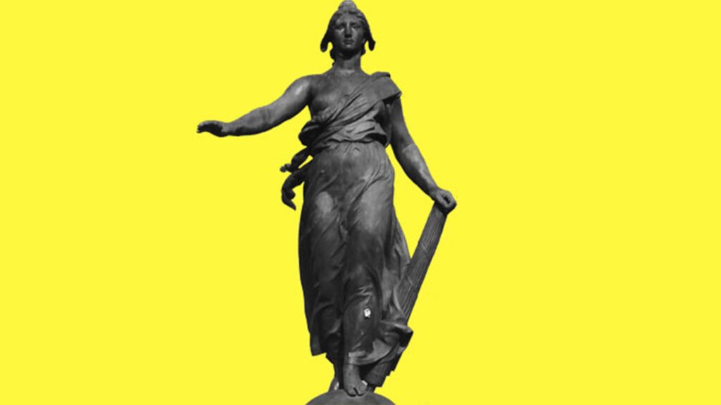 Statue einer Frau mit phrygischer Mütze und Rutenbündel freigestellt vor zitronengelbem Hintergrund.