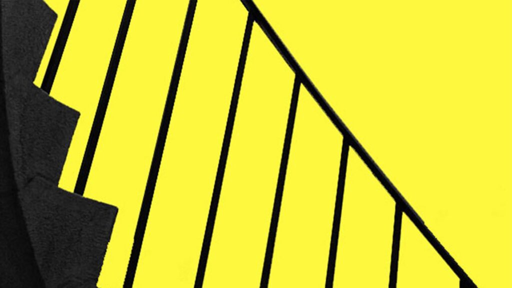 Freigestellte Treppe mit Geländer vor zitronengelbem Hintergrund.