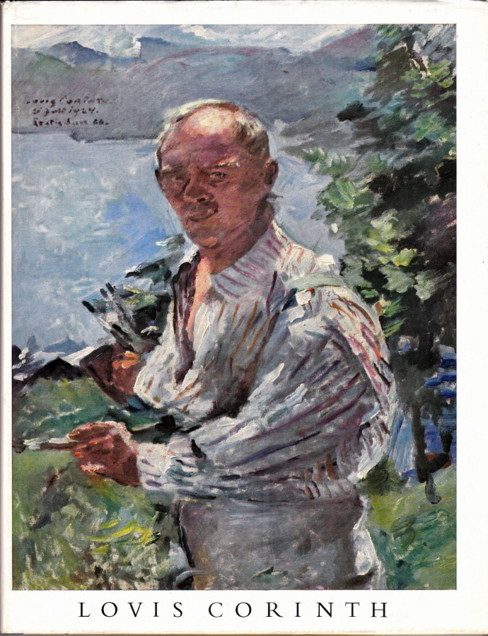 Mann mit gestreiftem Hemd steht im Freien vor Bäumen und Bergen, hält Pinsel und Palette in den Händen.