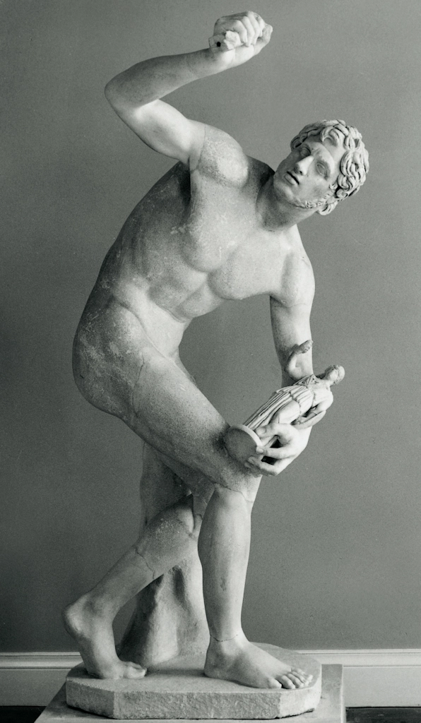 Antike männliche Statue in dynamischer Pose mit erhobenem Arm und kleiner Figur in der Hand
