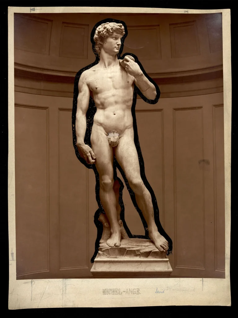 Fotografie der nackten David-Statue von Michelangelo mit unscharfem Gesicht vor einer Wand mit vertikalen Paneelen. Die Figur ist schwarz umrahmt.