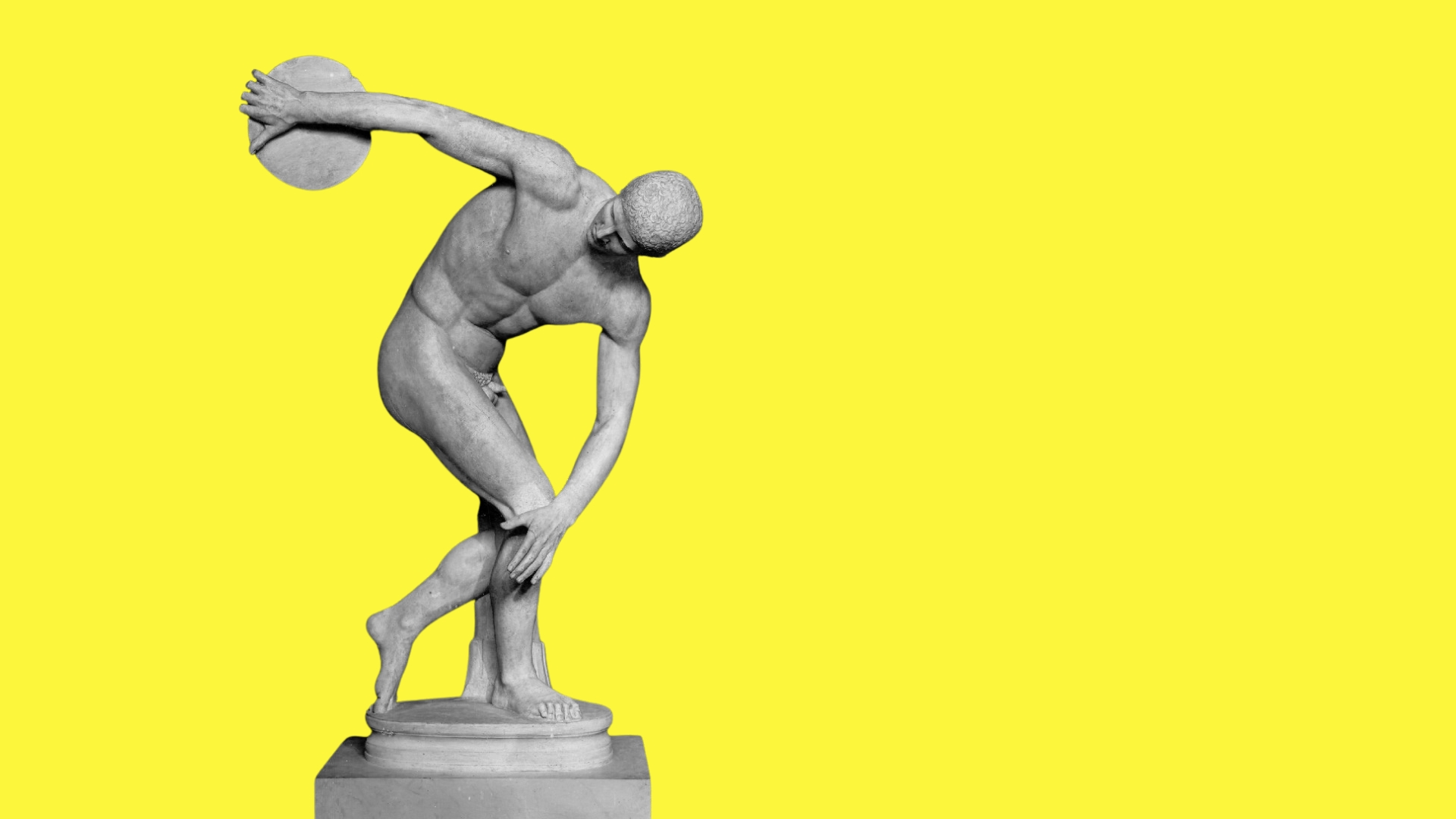 Graue Statue eines nackten Mannes in einer dynamischen Pose mit einer Scheibe in der Hand vor gelbem Hintergrund