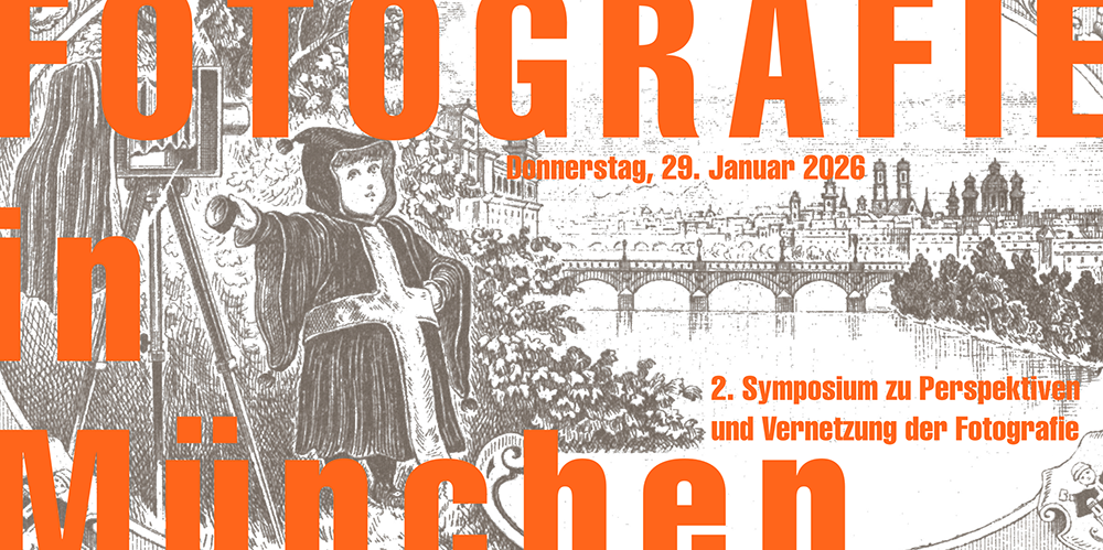 Historische schwarz-weiße Illustration einer Person in traditioneller Kleidung vor einer Stadtansicht mit Gebäuden und Bäumen, darüber orangefarbene Schrift mit Veranstaltungshinweisen