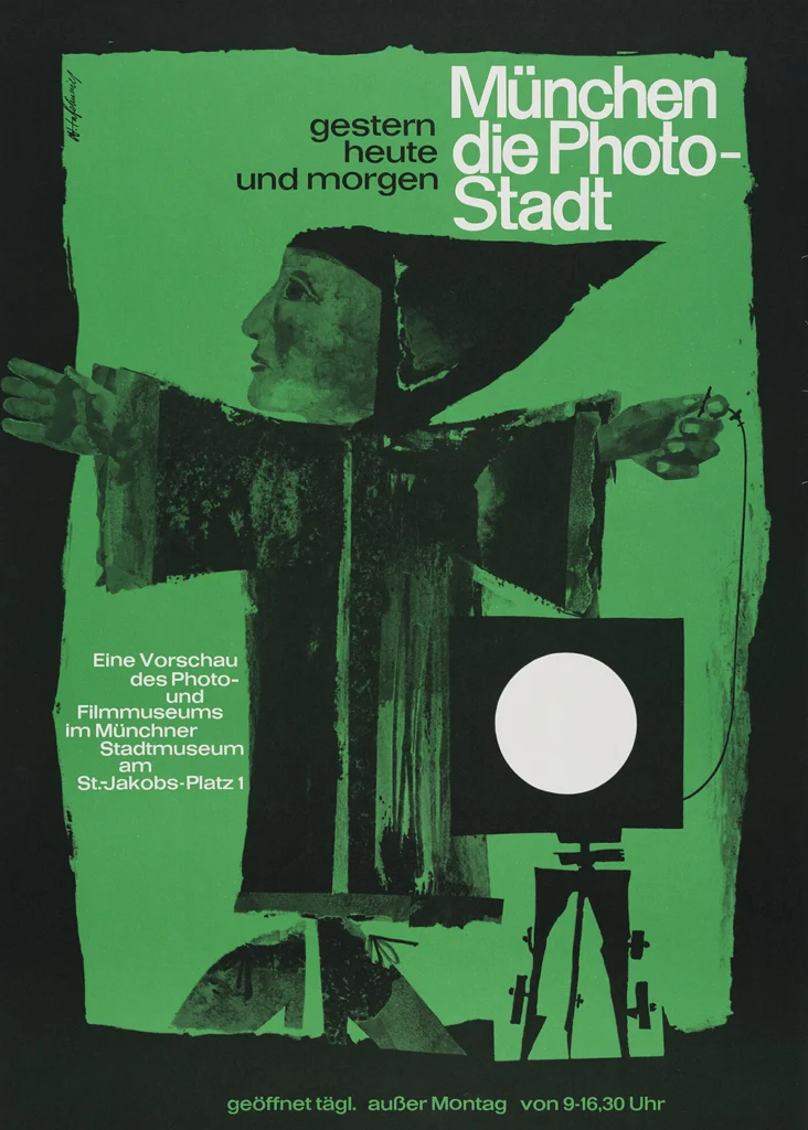 Plakat mit stilisierter Figur in schwarzem Umhang vor grünem Hintergrund und Text zu Münchens Photo-Stadt mit Öffnungszeiten und Standort