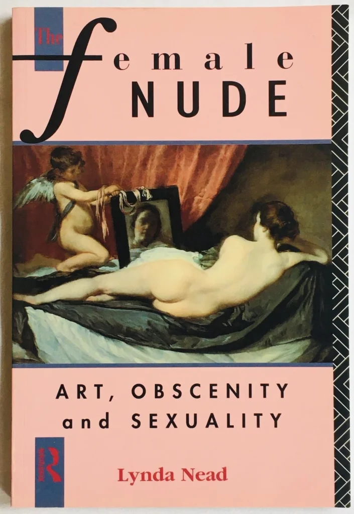 Buchcover mit dem Titel 'The female NUDE' und Untertitel 'ART, OBSCENITY and SEXUALITY' von Lynda Nead, zeigt ein Gemälde einer liegenden nackten Frau und eines Engels, der einen Spiegel hält.